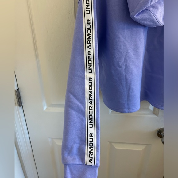 Under Armour light purple cropped sweatshirt. Loose fit. Size medium - Picture 3 of 4